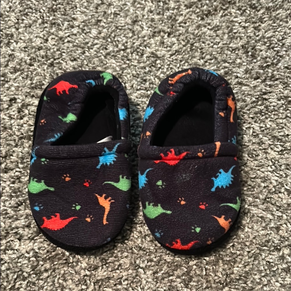 Size 6/7 toddler boy dinosaur slippers